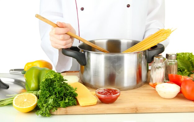 Kucharz gotujący w kuchni